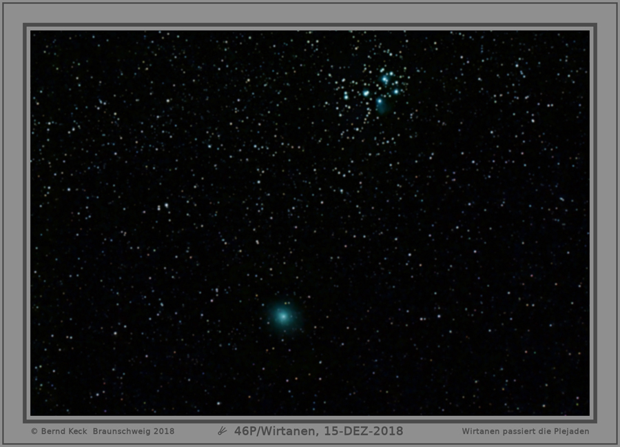 Komet 46P/Wirtanen in etwas anderer Bildbearbeitung. Die Nebelstrukturen der Plejaden (M45) sind ansatzweise zu erkennen.