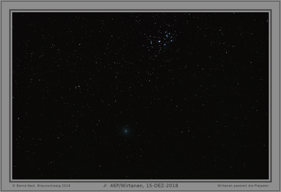 Komet 46P/Wirtanen am 15. Dezember 2018 unterhalb der Plejaden (M45). Das Bild entstand in lichtverschmutzter Umgebung.