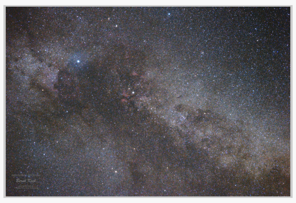 15-AUG-2020, Sternbild Schwan (Cygnus). Bei dem Stern in Bildmitte handelt es sich um γ Cyg. Links unterhalb von diesem Stern ist der galaktische Nebel IC 1318 (Schmetterlingsnebel) sichtbar. Unterhalb des hellen Sternd (Deneb) links oben ist schon andeutungsweise NGC 7000 (Nordamerikanebel) zu erkennen. Aufnahmedaten: 3 x 2 Minuten mit ISO 2000 und f 70 mm. Software: Deep Sky Stacker und Photoshop. Aufnahmeort: Harz 