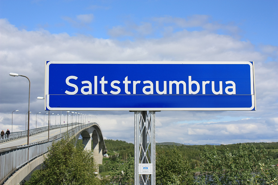 Saltstraumbrua, Gesamtlänge 760m, längste Spannweite 160m, Eröffnet 1978, Lichte Höhe 41m.
Es handelt sich bei dem Saltstraumen um den stärksten Gezeitenstrom der Welt. Er liegt etwa 30 km östlich der Stadt Bodø.