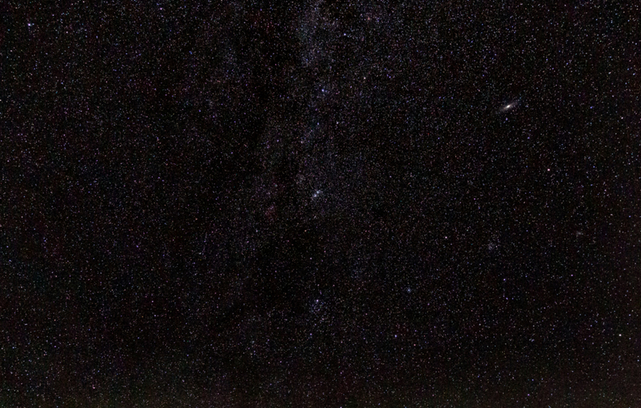 Der Sternenhimmel mit dem Andromeda-Nebel und den offenen Sternenhaufen h und chi