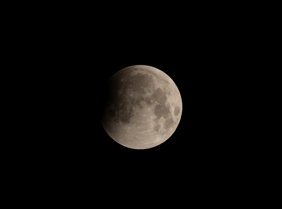 04:38 MEZ, ISO 100, 1/125sec, F8, 400mm (Ausschnitt). Die totale Mondfinsternis beginnt.