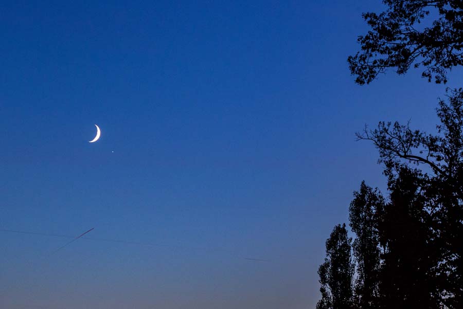 31-OKT-2019, 17:30 Uhr MEZ; der Mond besucht Jupiter. Unten im Bild sind Flugzeugspuren zu sehen.