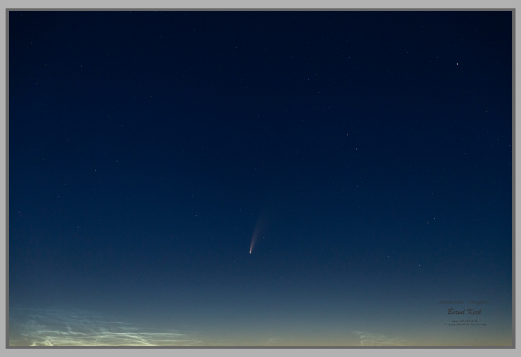 11-07-2020, Komet C/2020 F3 (NEOWISE) zusammen mit leuchtenden Nachtwolken.