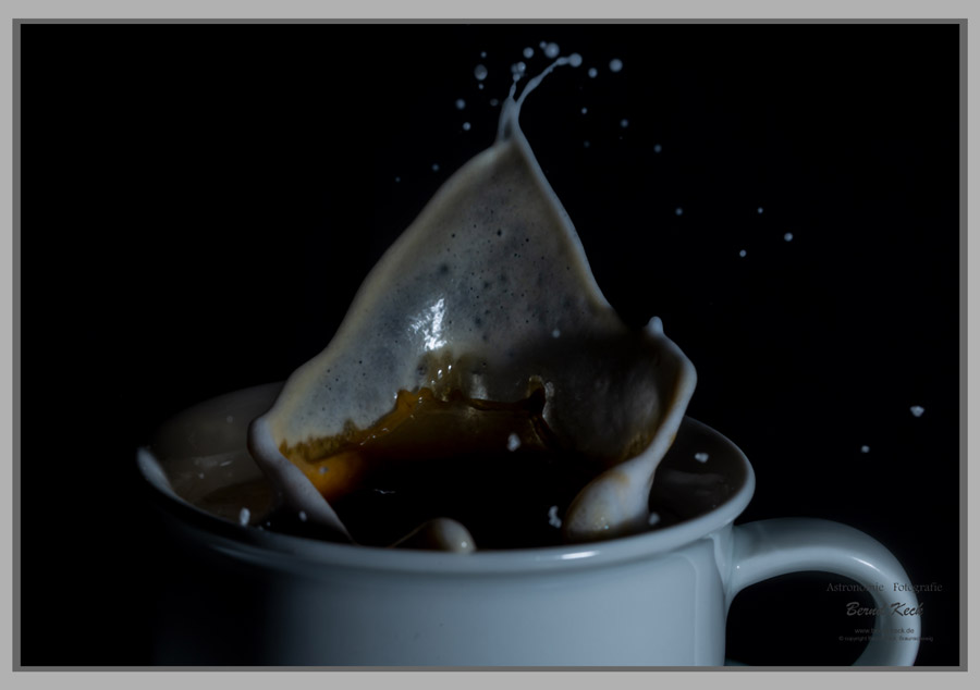 2020-11-18, Espresso mit etwas Milch. Ein Zuckerwürfel fällt in die Tasse. Der Zuckerwürfel löst eine Lichtschranke aus und diese aktiviert nach kurzer Verzögerung die Kamera mit den Blitzen.