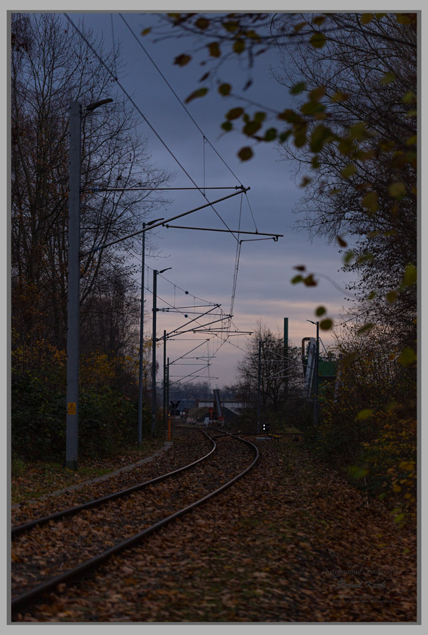 2020-12-03, über zwei Spitzkehren ist der Lokpark Braunschweig zu erreichen. Über diese Spitzkehren wird auch eine neues Bahnbetriebswerk (Metronom, Enno) erreicht; deshalb die Elektrifizierung der Strecke.