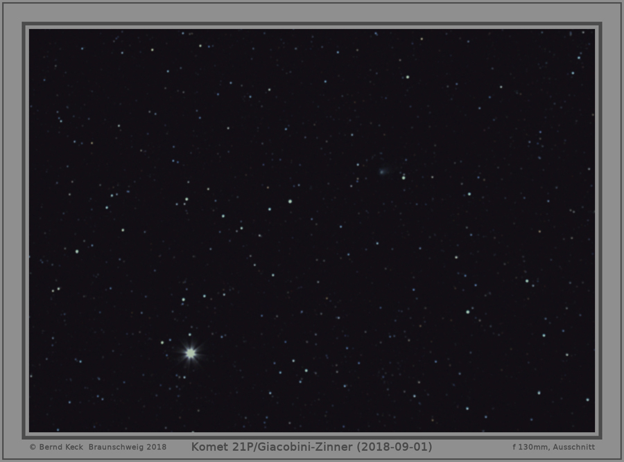 2018-09-01, Komet 21P/Giacobini-Zinner. Dieses Bild ist eine Überlagerung von 12 Frames (2x45sec und 10x60sec) bei einer Brennweite von f 130 mm, F 5.6, ISO 800. Die Überlagerung erfolgte mit dem DeepSkyStacker; Weiterbearbeitung mit Fitswork, Photoshop und Gimp (Rahmen). Die Umgebungsbedingungen am Aufnahmeort Salzgraben war nicht optimal, der Komet stand auch noch recht horizontnah. Die Himmelsaufhellung störte.